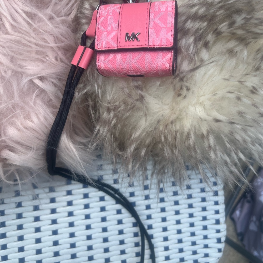 Michael Kors Pink earbuds case - Picture 4 of 4